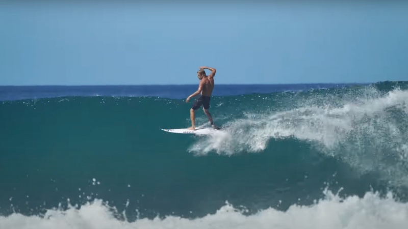 Mick Fanning y la familia Ho surfeando en Hawaii