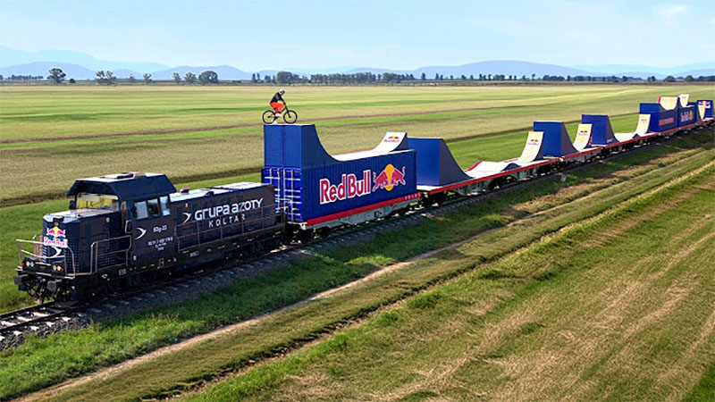 Dawid Godziek con Red Bull: Mountain Bike extremo sobre un tren en movimiento