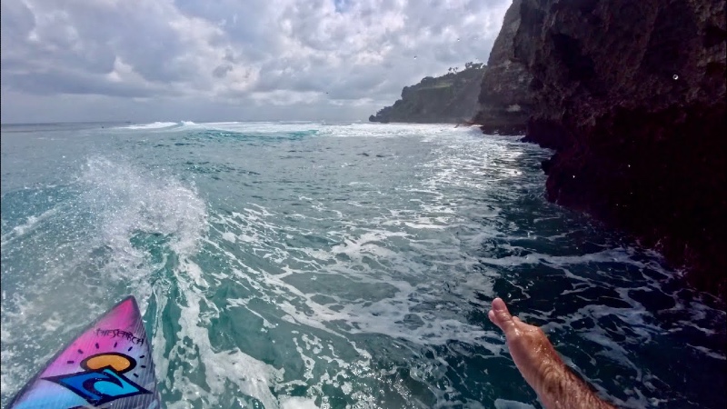 Mason Ho surfeando un acantilado en Hawaii