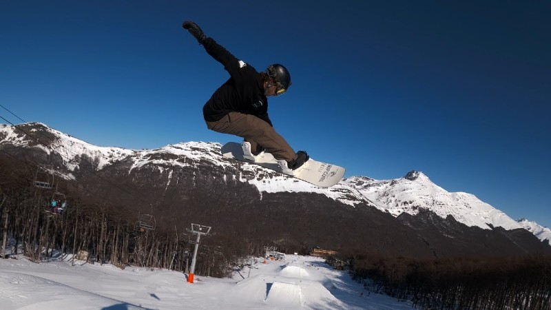 Fede Romano volando en el Castor Park de Ushuaia
