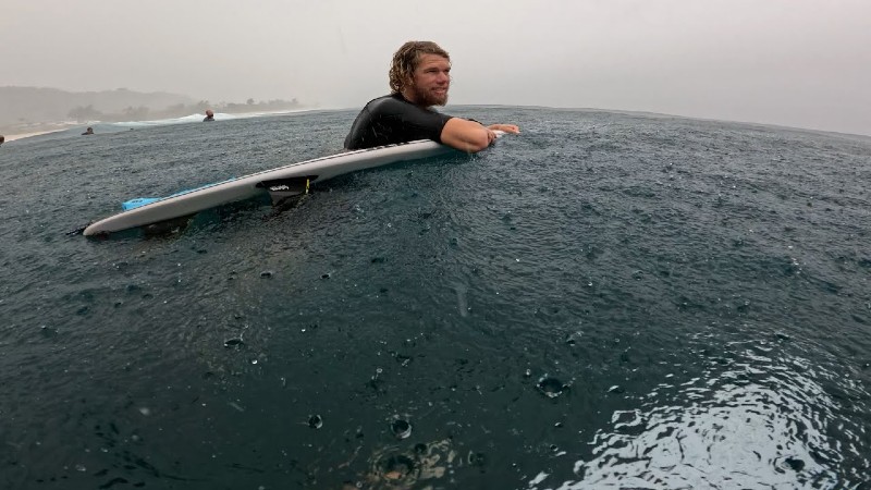 Nathan Florence surfeando Pipeline bajo la lluvia