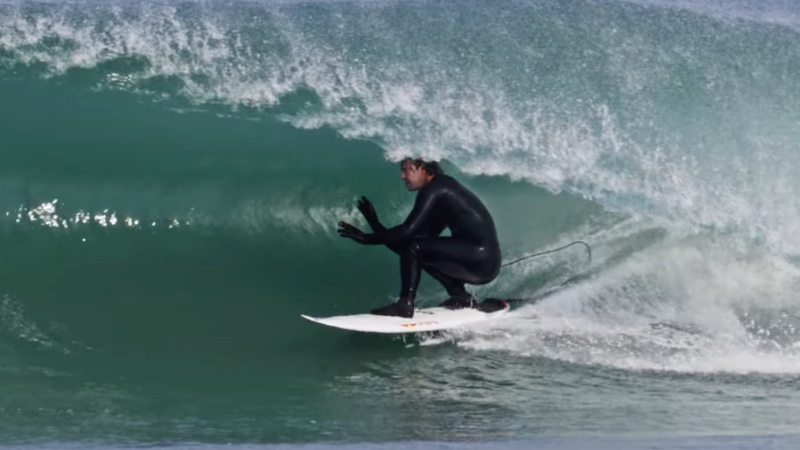 Jordy Smith surfeando un beach break secreto en Sudáfrica