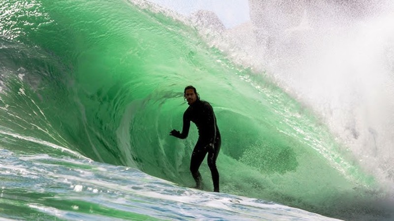 Jordy Smith surfeando tubazos en Cape Town